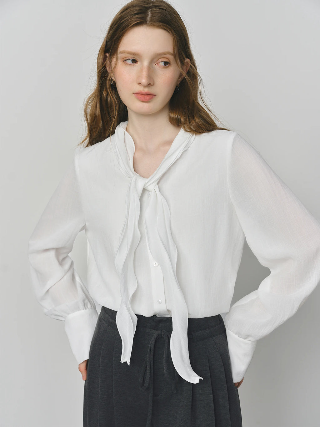 ​ Fsle outono elegante blusa 2025 assimétrico babado camisa com decote em v estilo coreano design chique senhora do escritório camisa casual feminina ​